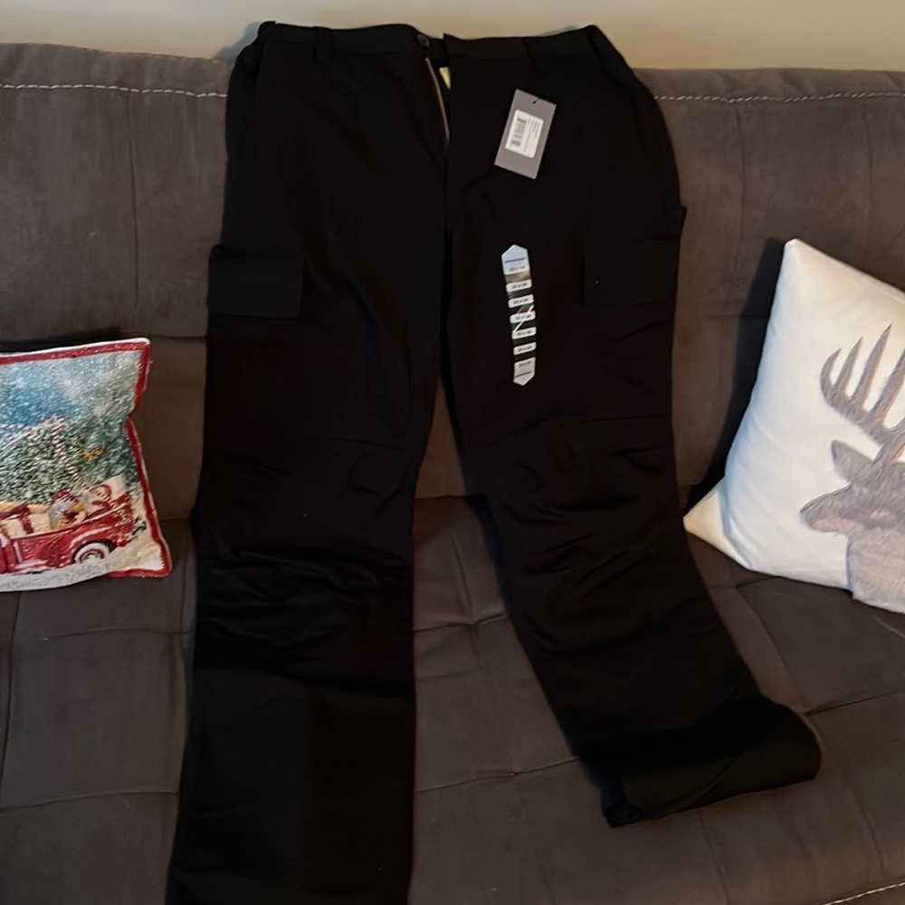 Mens Benchmark cargo work pants.